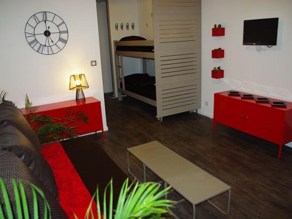 uma sala de estar com um sofá e um beliche em Studio Brides-les-Bains, 1 pièce, 4 personnes - FR-1-512-217 em Brides-les-Bains