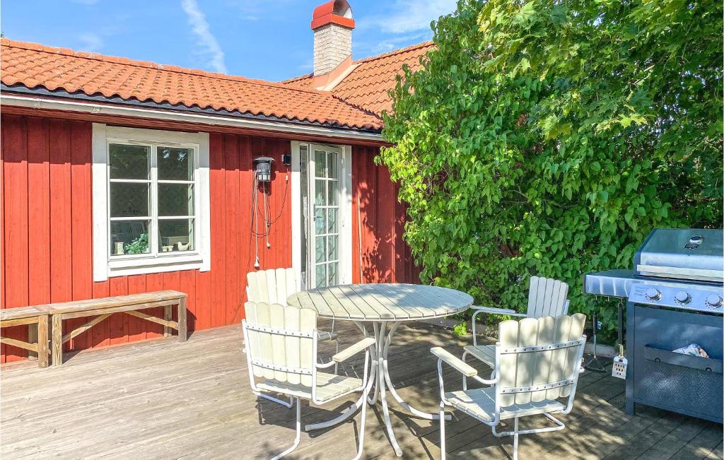 法耶斯塔登的住宿－Stunning Home In Frjestaden With Wifi，一个带桌椅和烧烤架的庭院