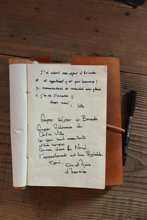 a handwritten letter on a notebook with a pen at La Brocante - Meilleurhote-Brioude in Brioude