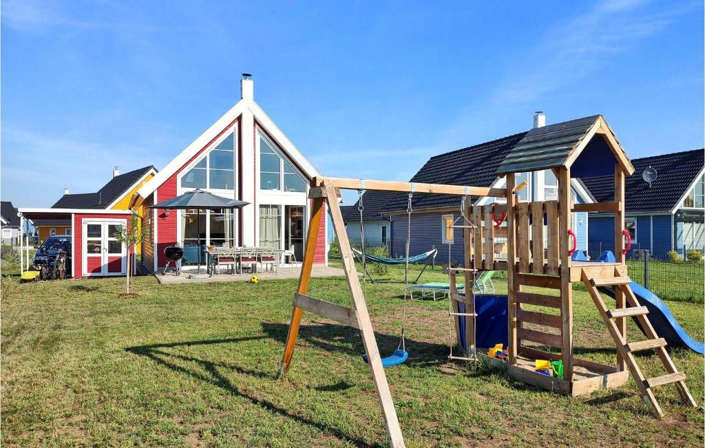 - une aire de jeux dans une cour en face d'une maison dans l'établissement Cozy Home In Zerpenschleuse With Kitchen, à Zerpenschleuse