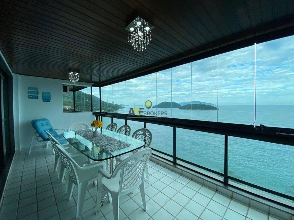 comedor con vistas al océano en Porto Real Resort - Ocean Front View, en Mangaratiba