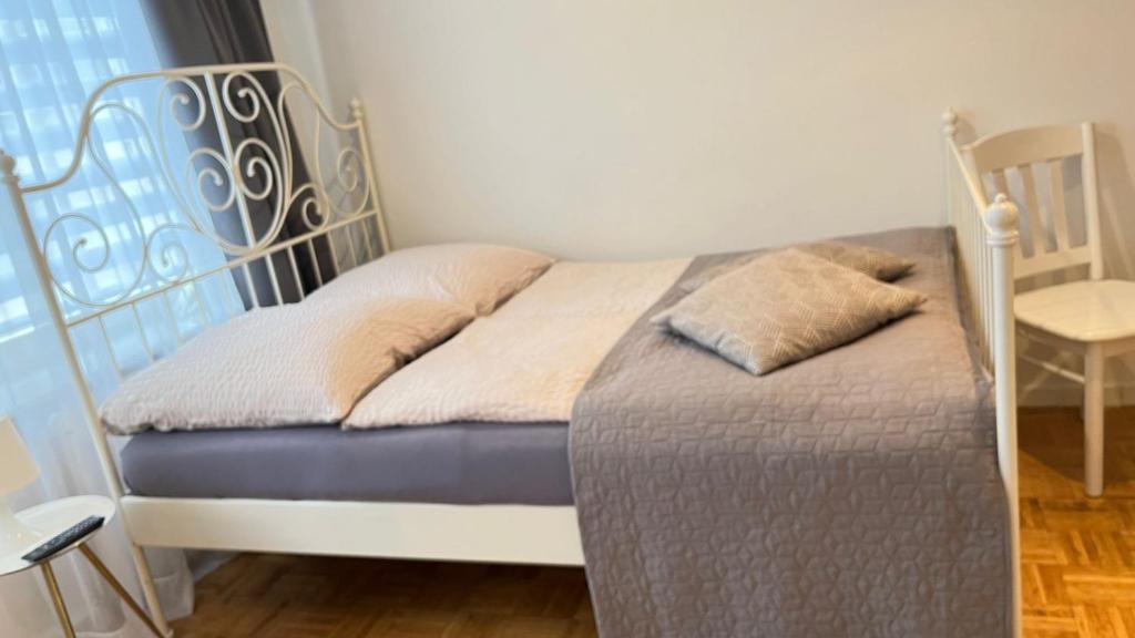 ein Bett mit einem Metallrahmen und einem Kissen darauf in der Unterkunft Gemütliche Wohnung in Trier Fußgängerzone in Trier