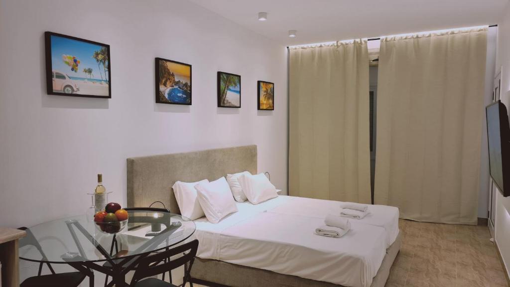 een slaapkamer met een bed en een glazen tafel bij STAY Napa Velvet Apartment in Ayia Napa