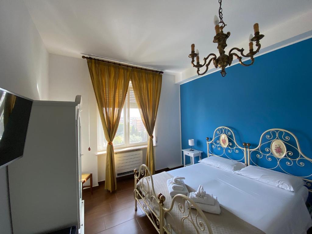 Dormitorio azul con cama y pared azul en Panoramic Rooms, en Siracusa