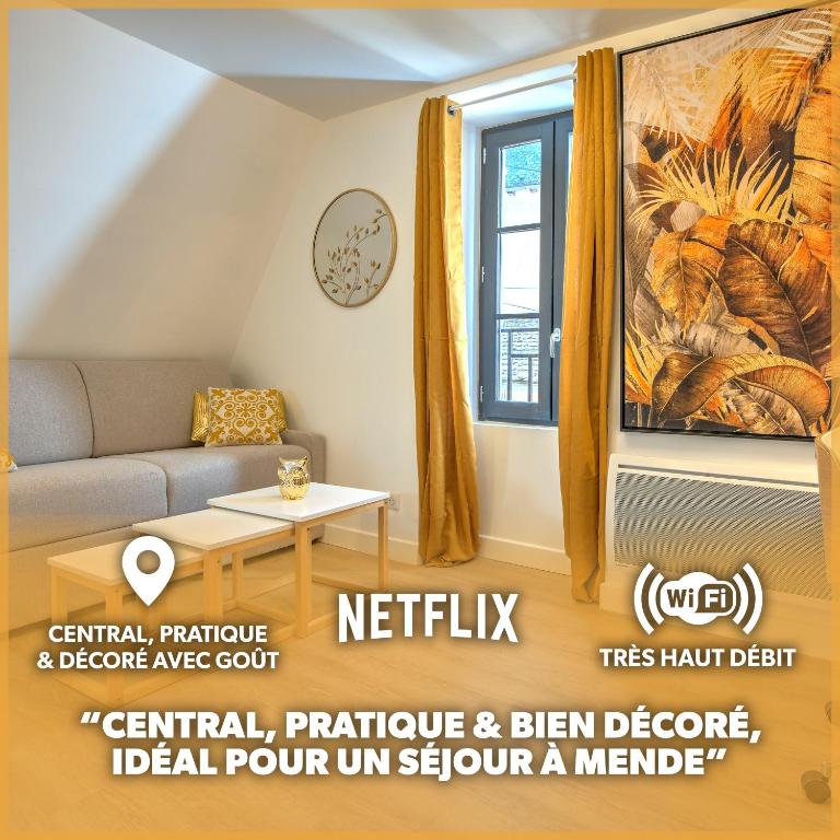un salon avec un canapé et une fenêtre dans l'établissement Le GoldenLeaf - Netflix/Wi-Fi Fibre - Séjour Lozère, à Mende
