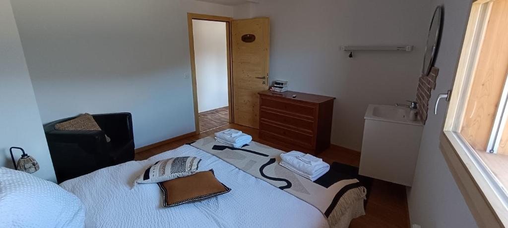 Postel nebo postele na pokoji v ubytování La Reine-des-prés