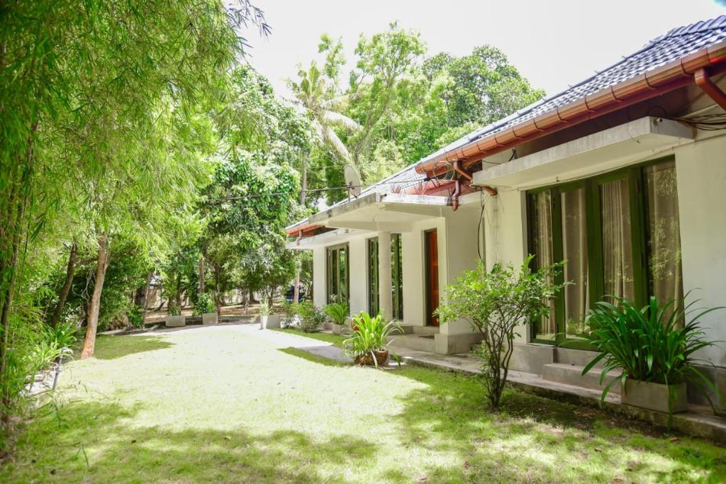 Κήπος έξω από το Villa Olinia