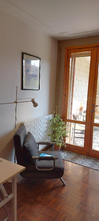 sala de estar con silla y ventana en La Casa del Sole en Carpi