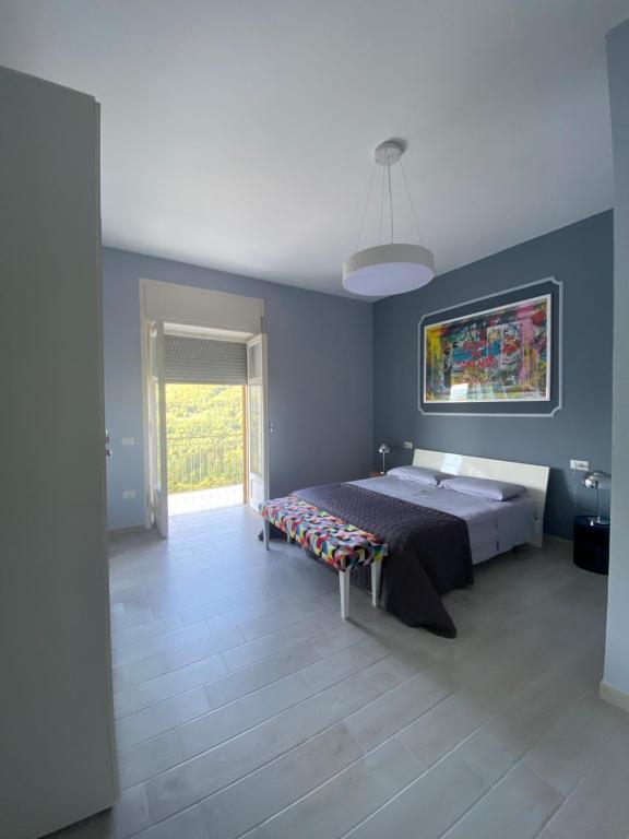 Ліжко або ліжка в номері Una suite pop sospesa nel blu della Costiera