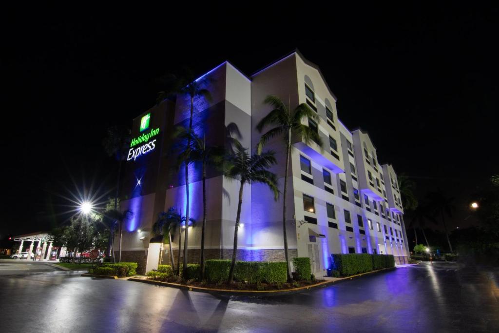 Holiday Inn Express and Suites Fort Lauderdale Airport West by IHG