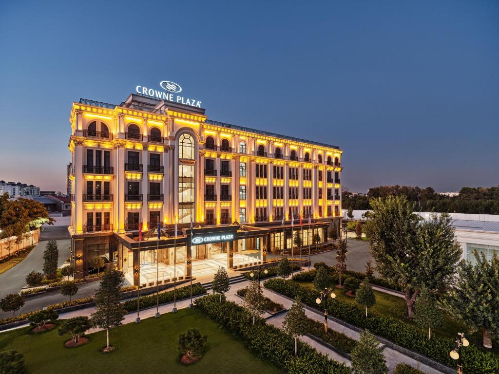 une vue de tête sur l'hôtel savoy au crépuscule dans l'établissement Crowne Plaza Tashkent, an IHG Hotel, à Tachkent
