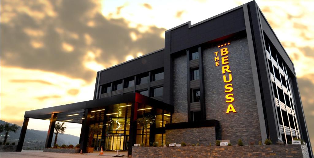 un edificio negro con una señal amarilla. en The Berussa Hotel, en Bursa