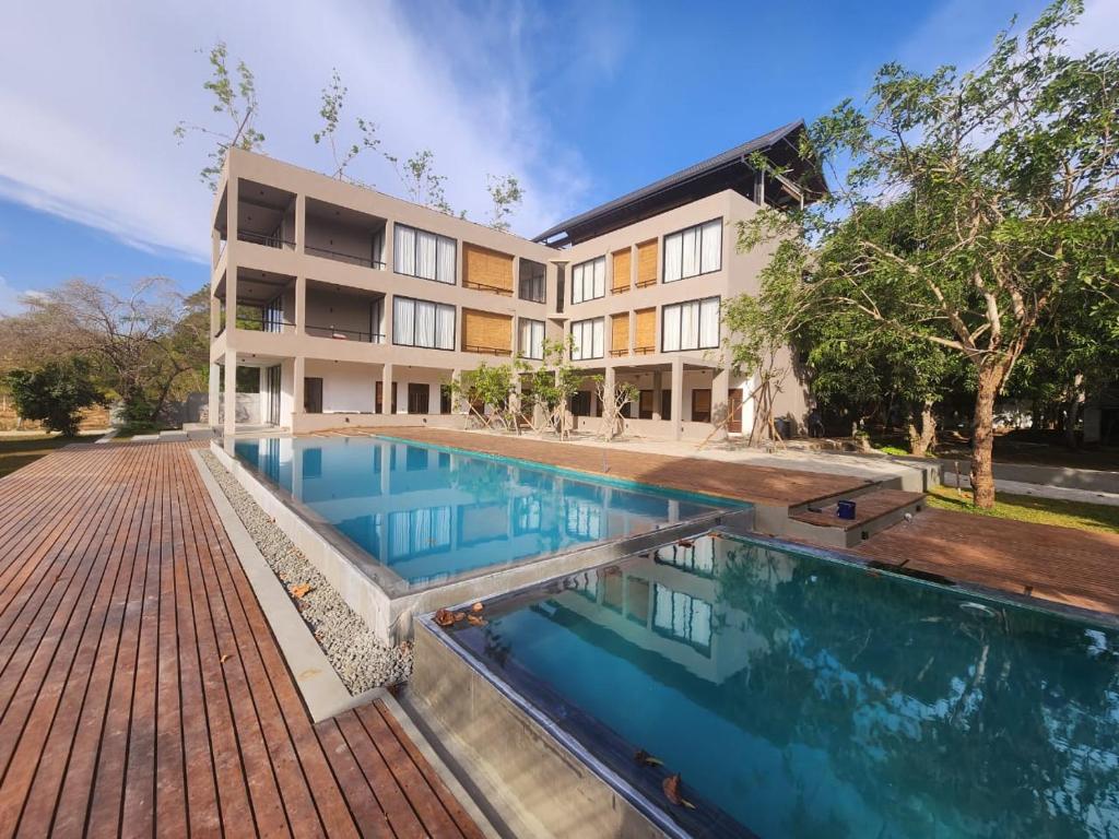 Bazén v ubytování Thimbiri Wewa Resort Wilpattu nebo v jeho okolí