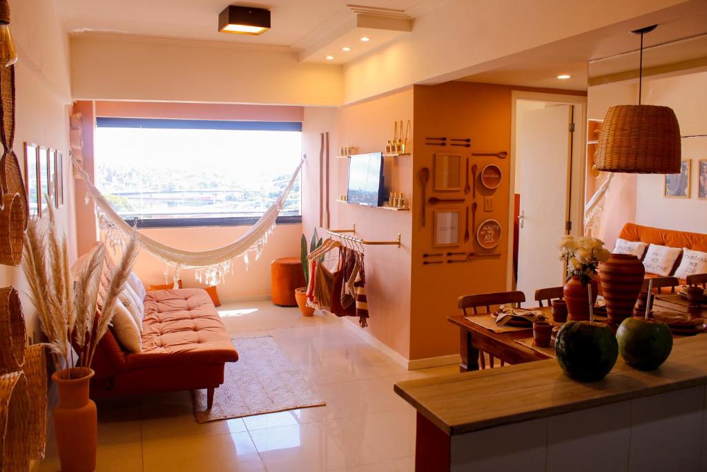 uma sala de estar com um sofá e uma mesa em Axé home - Apartamento conceito em Salvador em Salvador