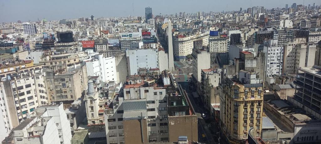 una vista aérea de una ciudad con edificios altos en Que mejor vista del Obelisco piso a la calle Corrientes en Buenos Aires