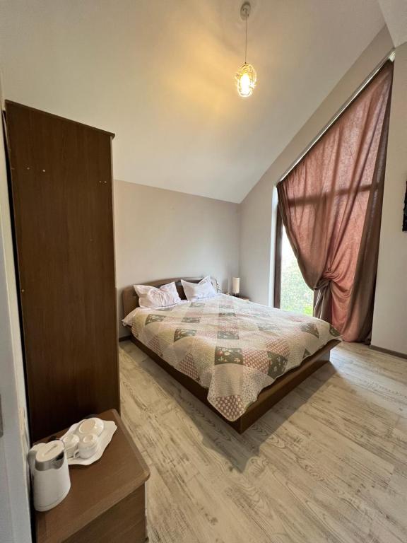 Postel nebo postele na pokoji v ubytování Guest House PIROSMANI