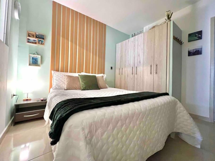 NEW Elegant & Cozy Studio - Best Central Location tesisinde bir odada yatak veya yataklar