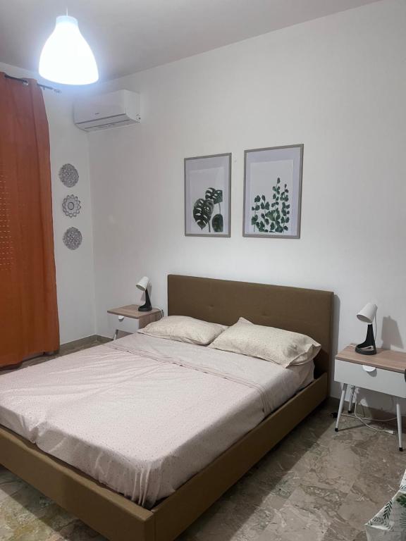 1 dormitorio con 1 cama con 2 mesas y 2 lámparas en Il Fante Affitta Camere en Messina