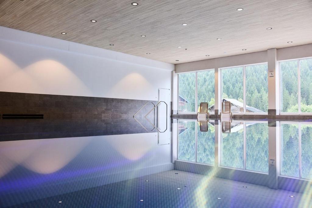 Bazén v ubytování Aparthotel Kleinwalsertal nebo v jeho okolí