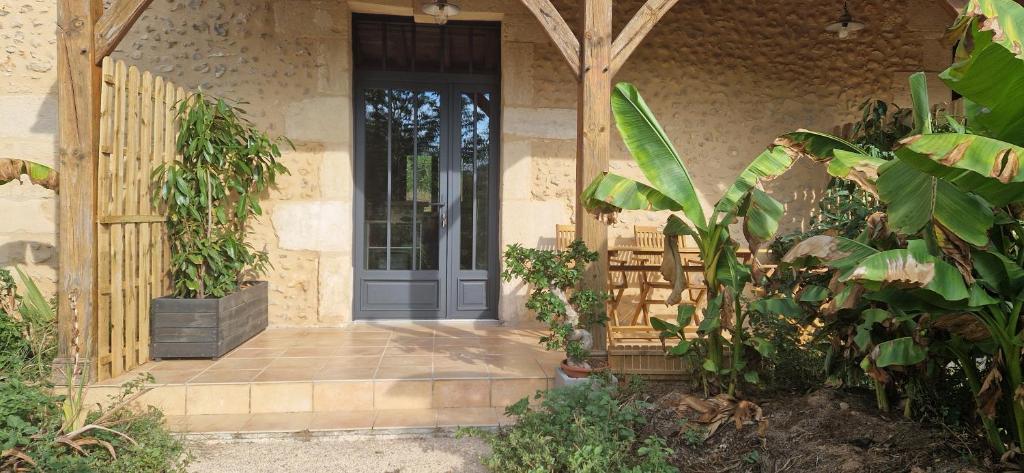 una puerta delantera de una casa con plantas en COCON en La Douze
