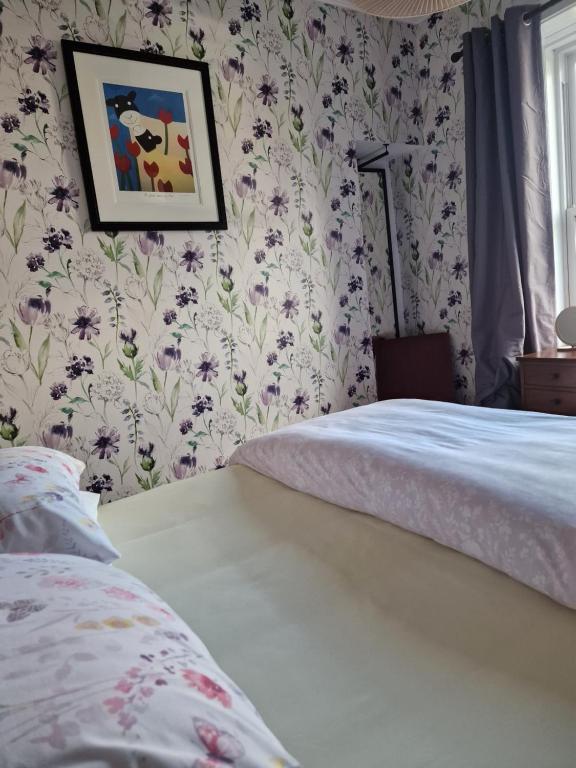 Postel nebo postele na pokoji v ubytování Isla Rose Cottage