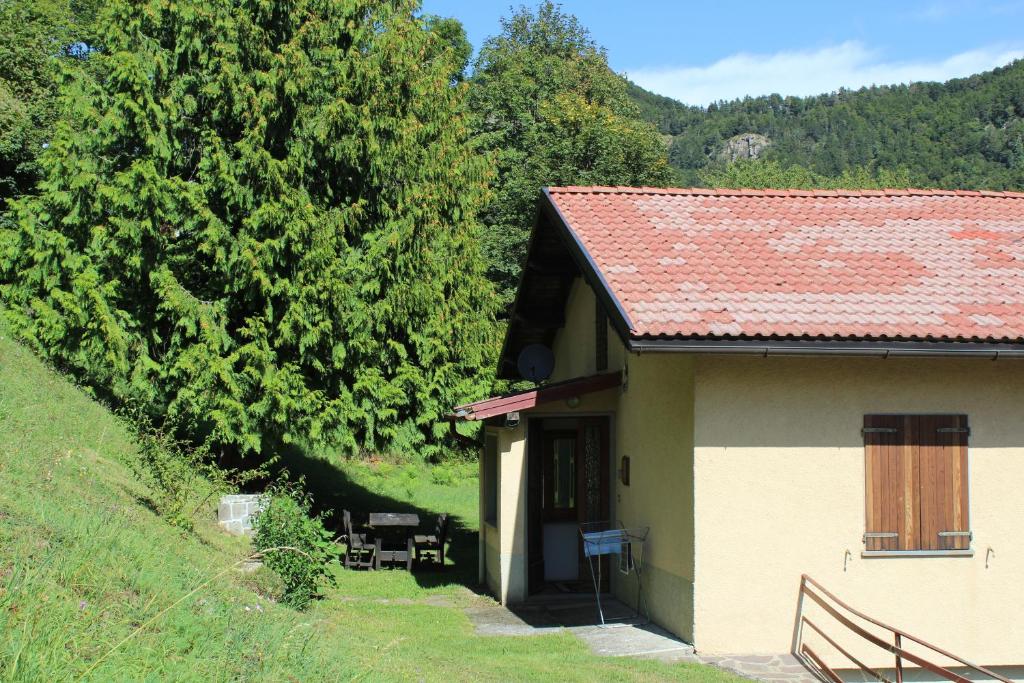 a small house with a table and chairs in front of it at Appartamento Nando in Pian di Novello