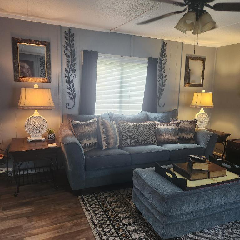 uma sala de estar com um sofá e uma mesa em The Lion's Den em Jacksonville