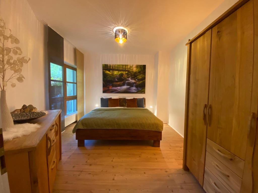 1 dormitorio con cama y ventana grande en Waldzauber, en Waldkirchen