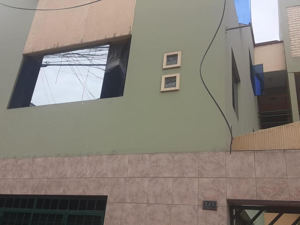 Blick auf die Seite eines Gebäudes in der Unterkunft Hospedaje Alfredo in Lima