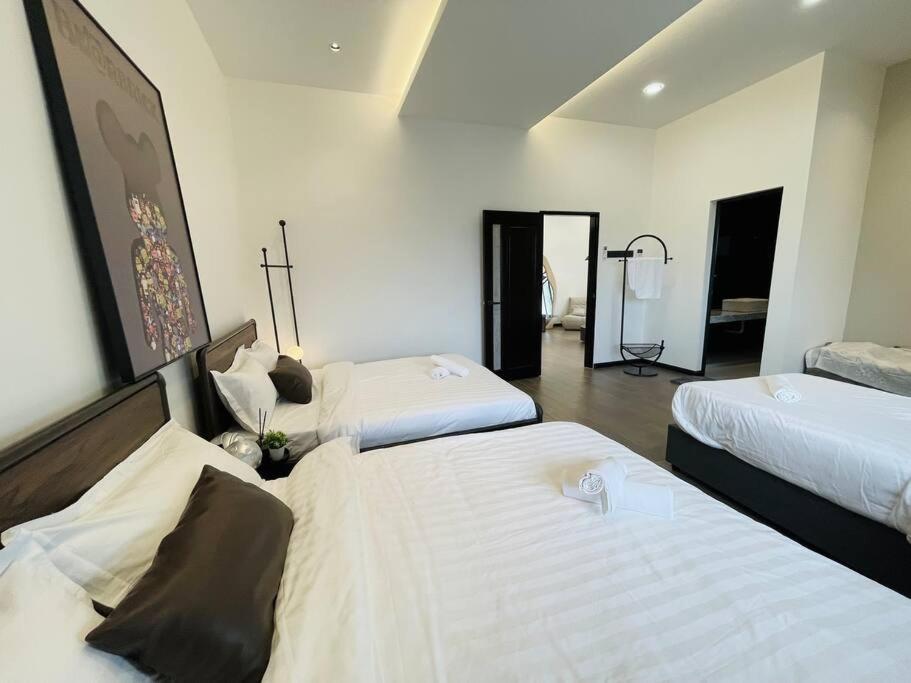 En eller flere senge i et værelse på Ipoh 19A Villa for 12pax 6 Carpark with BBQ by IWH