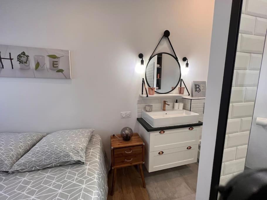 Postel nebo postele na pokoji v ubytování Cocon Classé 3 Etoiles - Love et Détente - SPA