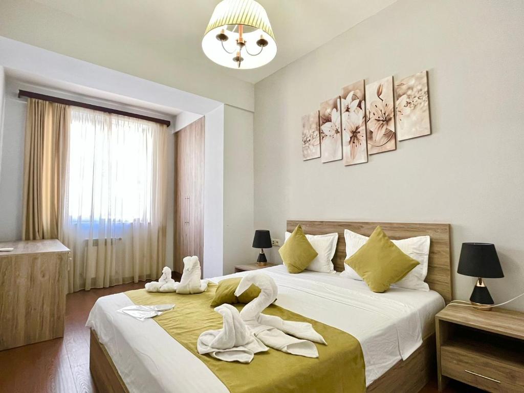- une chambre avec un lit et des serviettes blanches dans l'établissement NS Apartments in Yerevan city centre, à Erevan