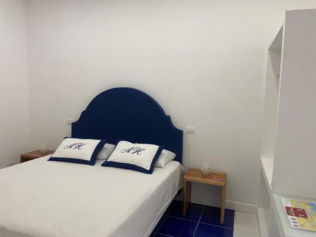 1 dormitorio con 1 cama con 2 almohadas en Abagnale Home Sorrento en Sorrento