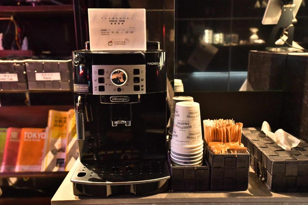 FL Hotel Asakusa في طوكيو: وجود آلة صنع القهوة على رأس طاولة