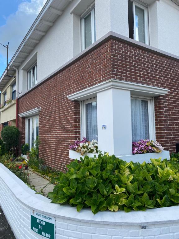 Το κτήριο όπου στεγάζεται  το δωμάτιο σε οικογενειακή κατοικία