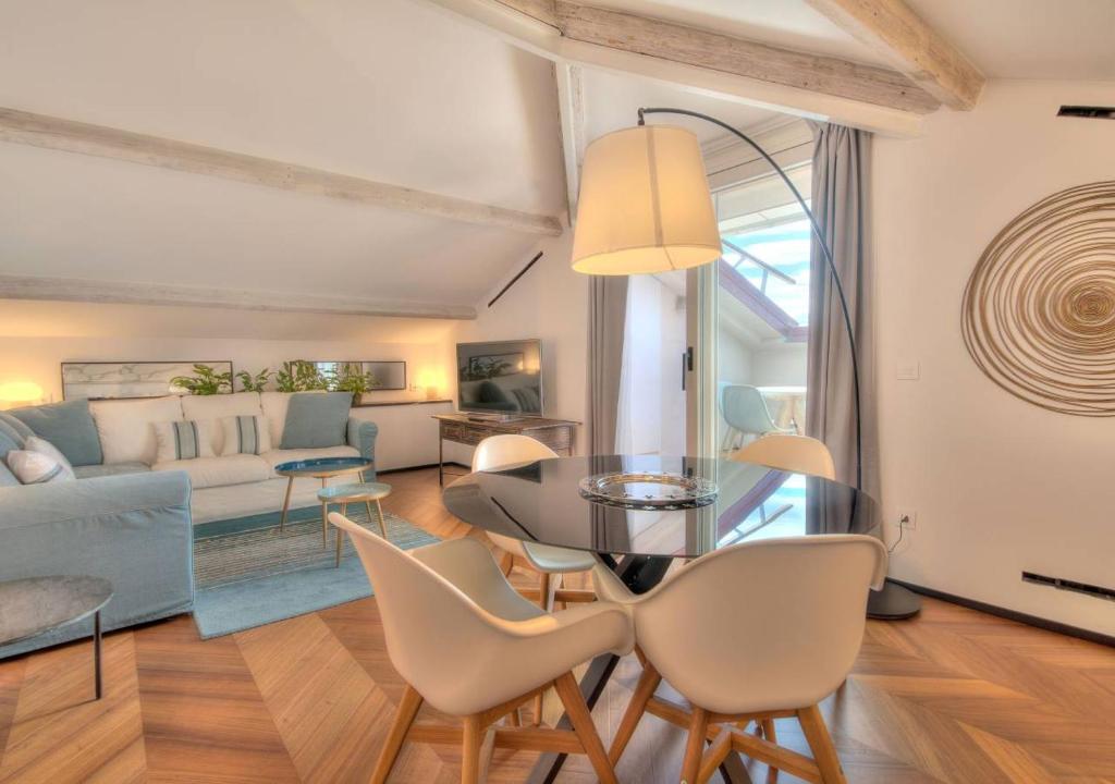 ein Wohnzimmer mit einem Tisch, Stühlen und einem Sofa in der Unterkunft Livin' Portofino SEA in Santa Margherita Ligure