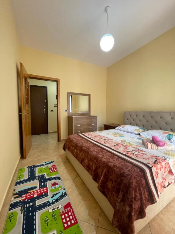 um quarto com uma cama e um tapete no chão em Door Number 3 em Tirana