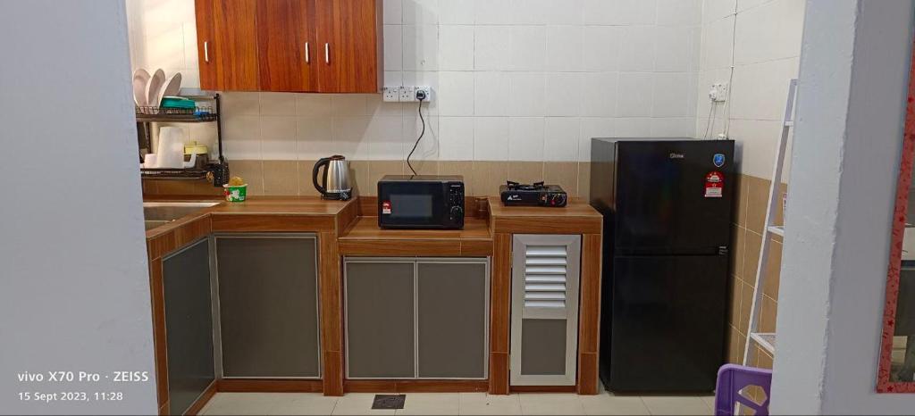 Η κουζίνα ή μικρή κουζίνα στο AA BAYU HOMESTAY Seberang Takir