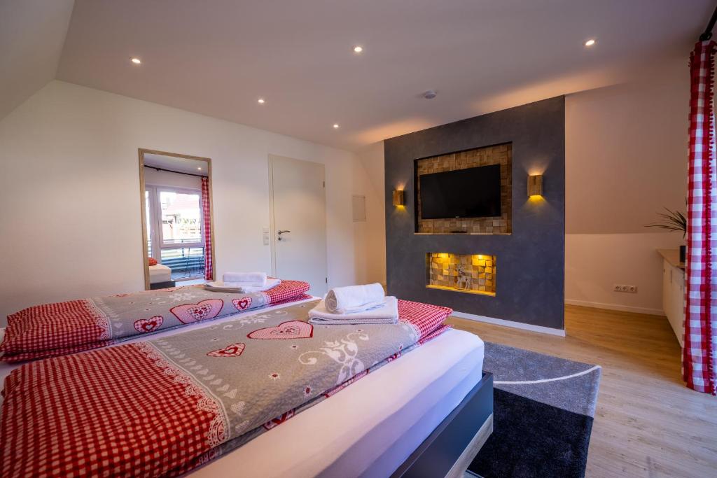 2 posti letto in una camera con camino di Renatas Ferienwohnung Sasbachwalden a Sasbachwalden