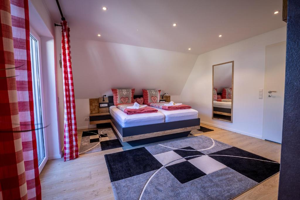 1 dormitorio con 1 cama con alfombra a cuadros en Renatas Ferienwohnung Sasbachwalden, en Sasbachwalden