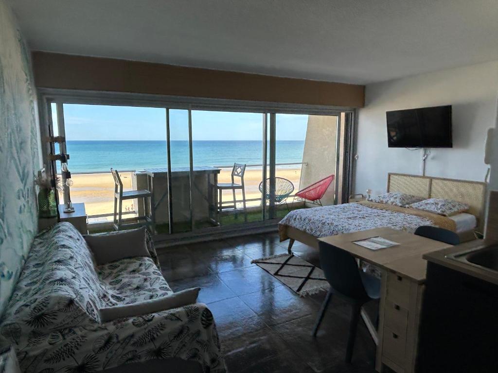 a hotel room with a view of the beach at Superbe vue à 180° sur l'océan in Lacanau