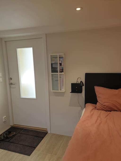 Postel nebo postele na pokoji v ubytování Stad och strand i Höganäs