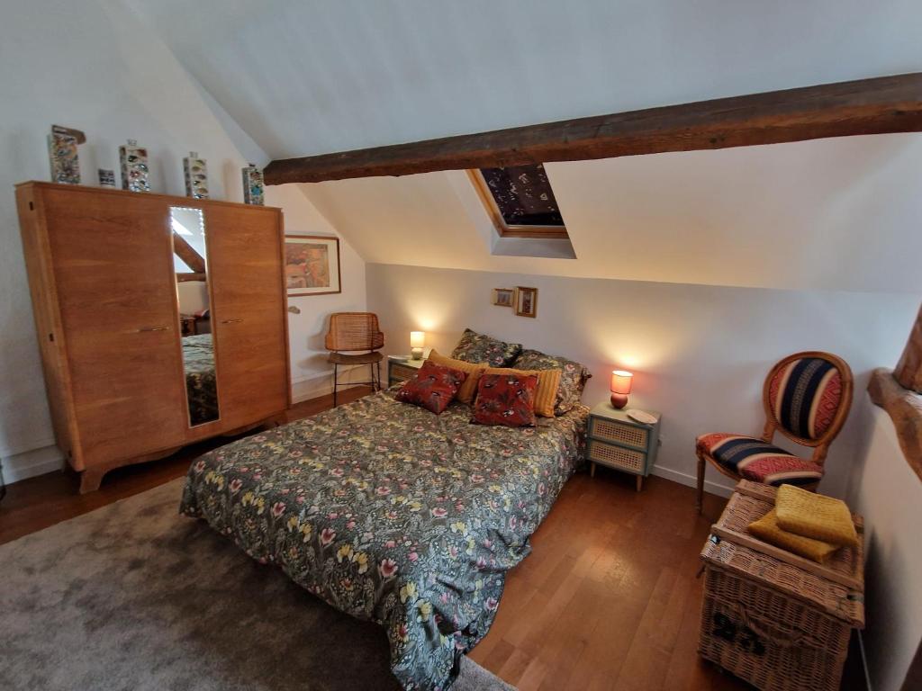- une chambre avec un lit et une chaise dans l'établissement Countryhouse close to Senlis and Parc Asterix, à Thiers-sur-Thève