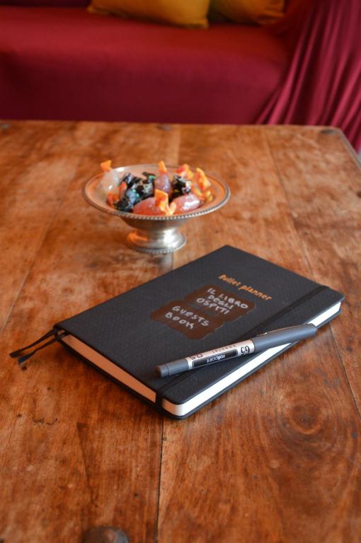 un libro sentado en una mesa con un tazón de comida en Casa Benny, en Milán