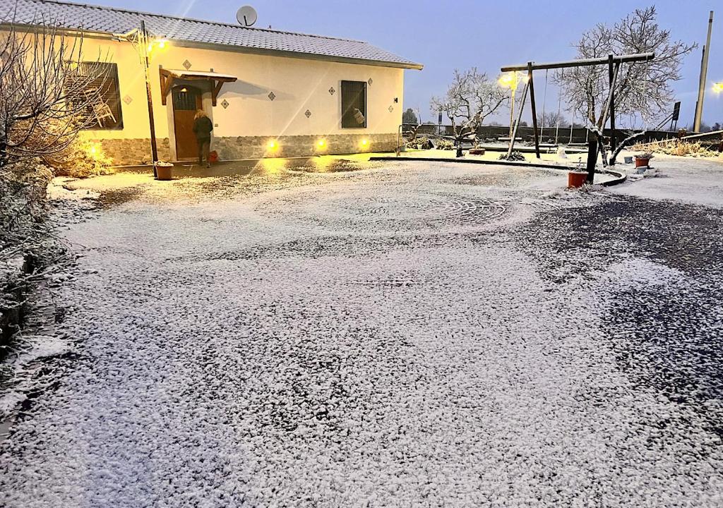 una entrada cubierta de nieve frente a una casa en Chalet Grotta Monte Etna en Maletto