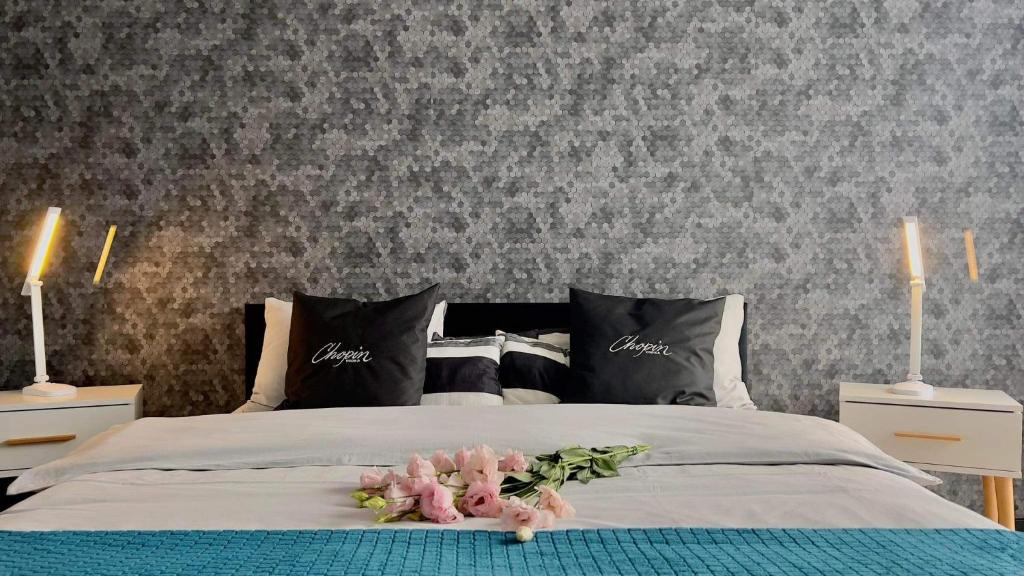 sypialnia z łóżkiem z kwiatami w obiekcie Parkcity Centrum w mieście Katowice