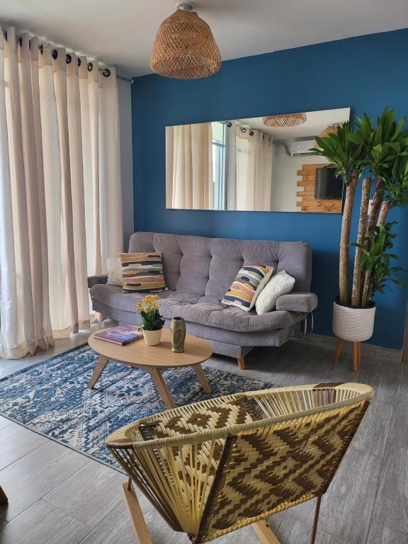 salon z kanapą i stołem w obiekcie Peaceful & Modern Apartment w mieście Cartagena de Indias