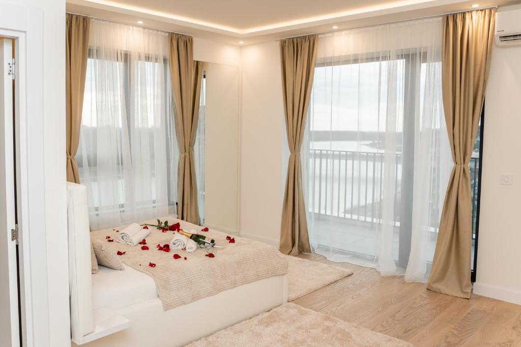 1 dormitorio con cama y ventana grande en SINFONIA LUX en Belgrado