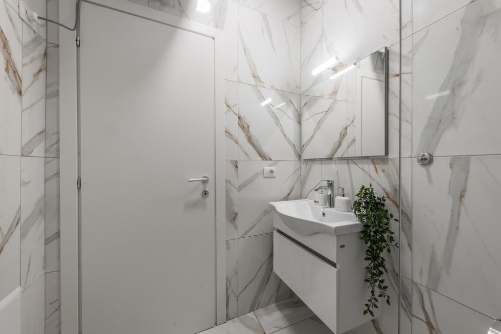 Brand New Comfy Apartment located in city center - Image 7