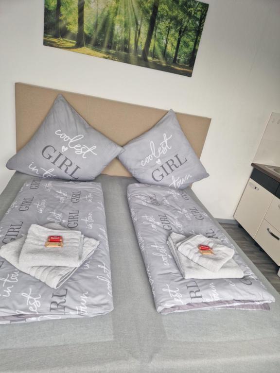 uma cama com duas almofadas e toalhas em M&BLuxux Apartaments em Krefeld